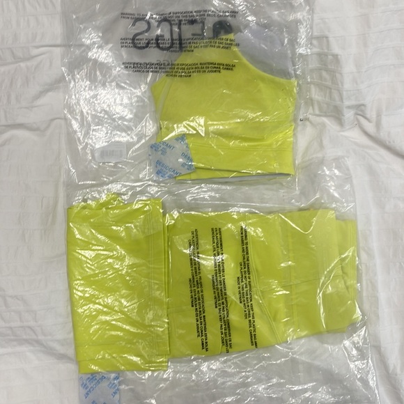 Figs citrine performance underscrub sports bra and biker shirt sold out online - Picture 2 of 2